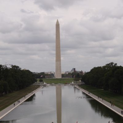 Vista del monumento en honor a Washington desde el memorial de Lincoln (detrás el Caitolio)