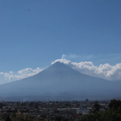Vistas del volcán Popocatepetl y su pequeña fumarola