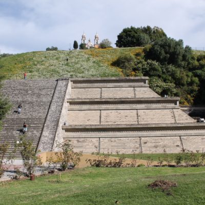 Base de la pirámide de Cholula con la iglesia en la punta