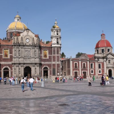 La antiua basílica de Guadalupe a la derecha y el convento a la izquierda