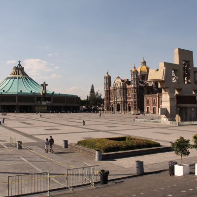 La plaza de la Villa Basílica con la nueva basílica a la izquierda y la antigua a su lado