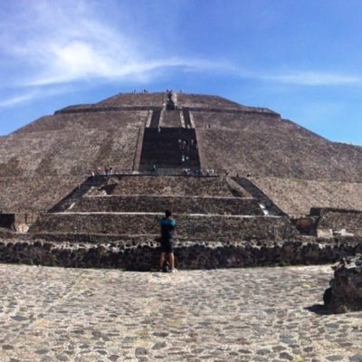 La pirámide del Sol ante Nico