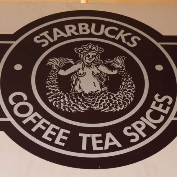 El primer Starbucks mantiene el logo original y tiene cola a todas horas