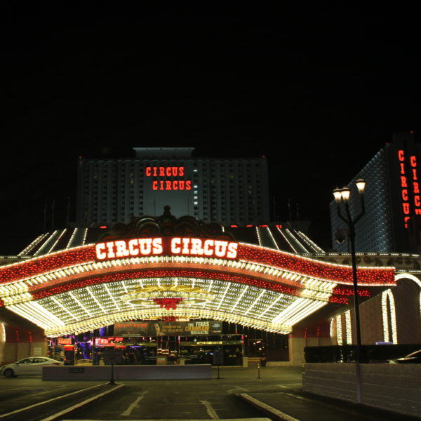 La entrada de nuestro hotel de noche, el Circus Circus