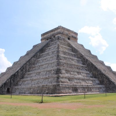 Esta prohibido subir a las pirámides desde hace unos años atras por motivos de seguridad y mantenimiento del patrimonio