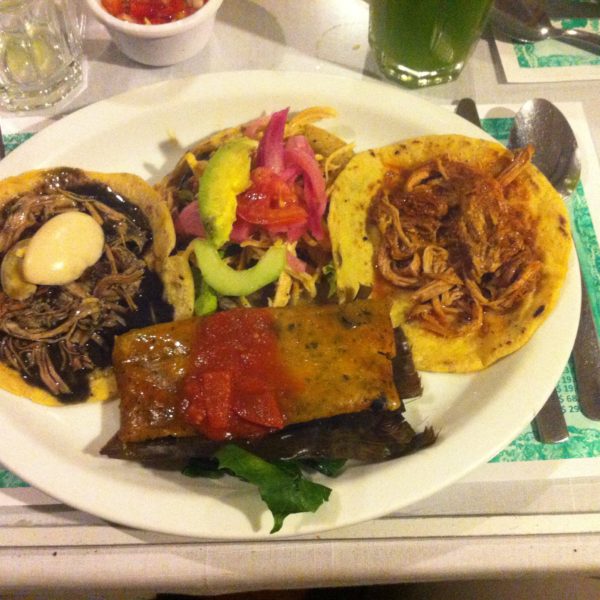 El plato degustación de 3 tacos (uno de ellos de cochinita pibil) y un tamal