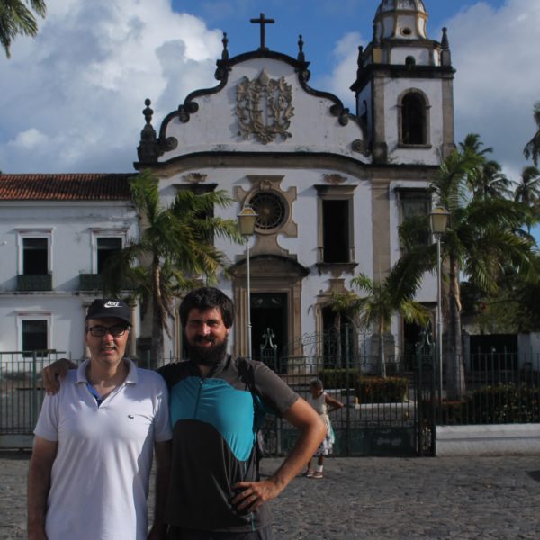Nico y su padre frente a otra iglesia de Olinda