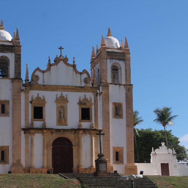 La iglesia del Carmo, con los típicos colores blanco y ocre