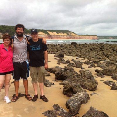 Nico con sus padres en una zona de rocas con marea baja-media