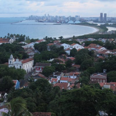 Desde el Alto da Se, el contraste entre el mar, lo verde de Olinda y lo moderno de Recife