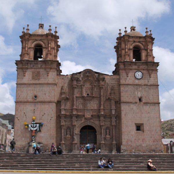 La iglesia de Puno, presidiendo la Plaza de Armas