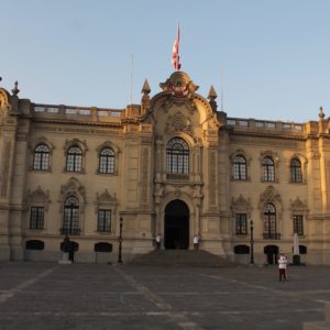 El Palacio Presidencial de Lima está en la propia Plaza de Armas, vallado y escoltado por soldados