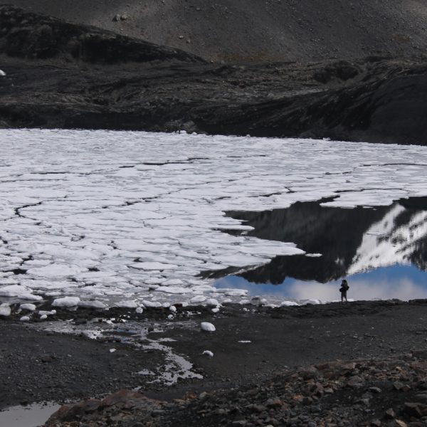 Ver el hielo flotando en el lago glaciar de esta manera fue un espectáculo impresionante