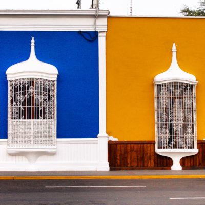 Este estilo de ventanas en la Plaza de Armas de Trujillo nos encontó, igual que sus coloridas paredes