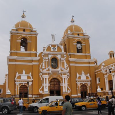 La catedral de Trujillo nos recordó a nuestros días en centroamérica, donde el color ocre y amarillo abundaban en todos lados