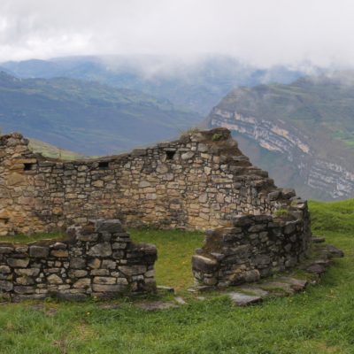 Kuelap está construida en la cima de una montaña, con perfectas vistas a todo su alrededor desde las murallas o las casas más al borde