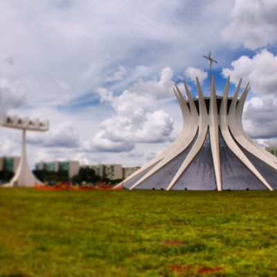 La catedral de Brasilia sorprende inicialmente por su extraña forma, pero a medida que se conocen sus detalles la sorpresa no hace mas que crecer