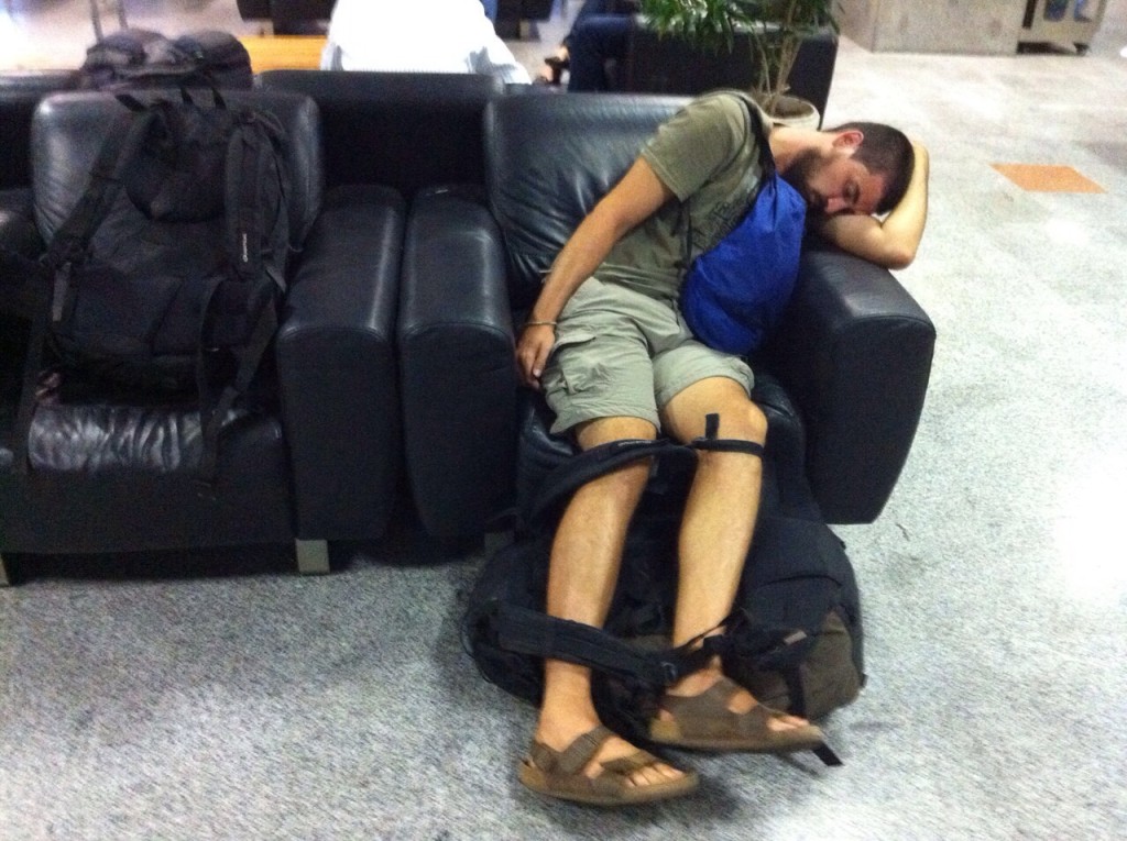 Nico durmiendo aeropuerto