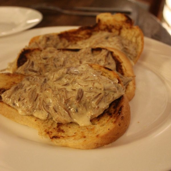 Estas tostadas de pan de macaixera con carne do sol y nata estaban “deliciosísimas“