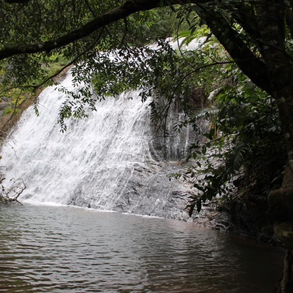 Encontramos esta pequeña cascada de camino a la Cachoeira do Sol