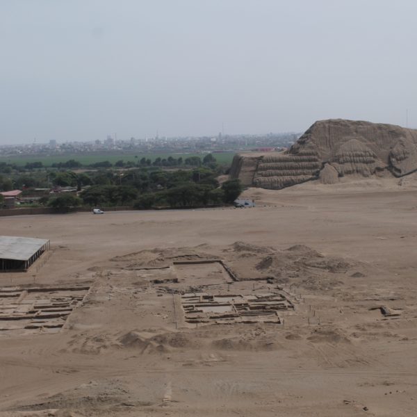 Como se puede ver, la Huaca del Sol está aún en trabajos de desenterramiento y al fondo se puede ver la ciudad de Trujillo