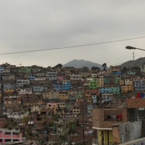 De camino al cerro San Cristobal nos encontramos con estas casas totalmente diferentes a la Lima que habíamos visto hasta entonces