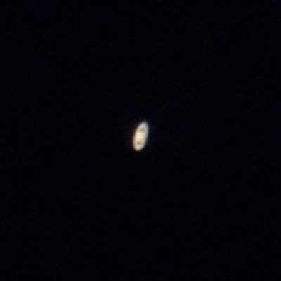 Aunque la imagen no es nítida, los anillos de Saturno alrededor del planeta se identifican fácilmente