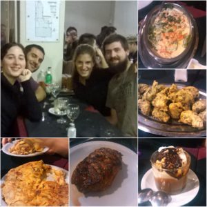 La magnífica cena en gran compañía del Gimnasio Chacabuco: raviolis, bueñuelos, tortilla, bife de chorizo y el perrone