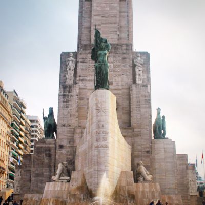 El Monumento a la Bandera está colocado teóricamente en el lugar donde ondeó por primera vez la bandera argentina