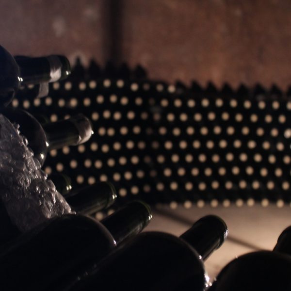 En la bodega Familia di Tomasso, aprovechan las antiguas cisternas del vino, para almacenar botellas