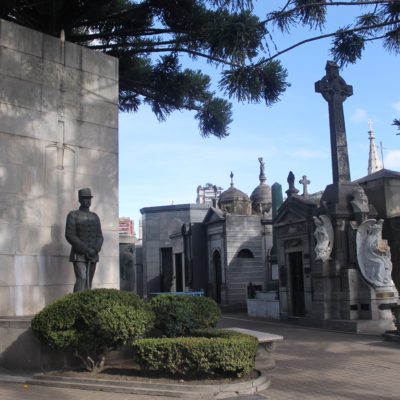 El cementerio de la Recoleta está lleno de esculturas y grandes mausoleos