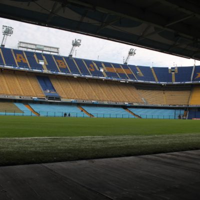 Aunque no pudimos entrar en el estadio del Boca Juniors, pudimos ver el campo desde una puerta que dejaron abierta