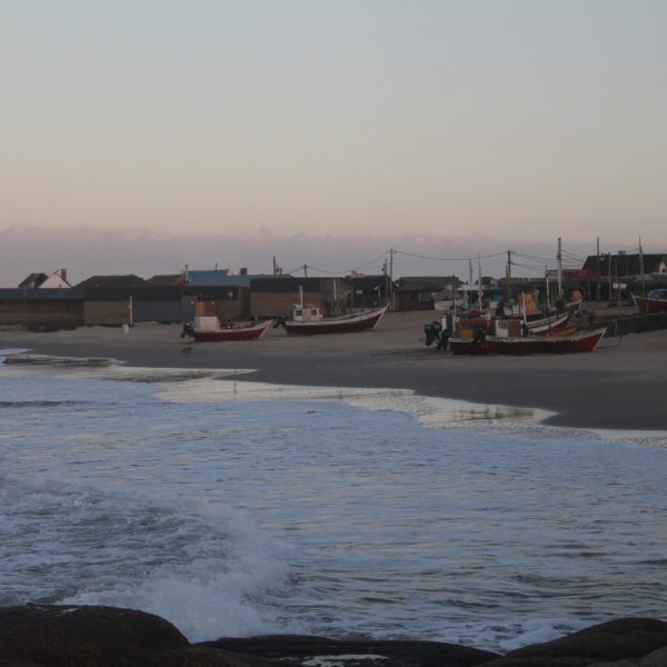 Punta del Diablo es un pequeño pueblo de pescadores que se llena de turistas en verano