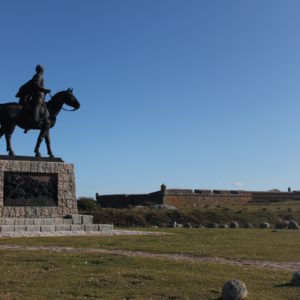 Monumento al General Leonardo Oliveira con la fortaleza al fondo