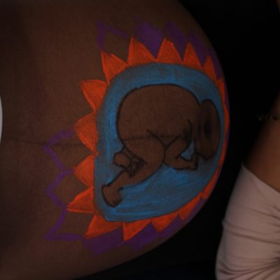 En la exposición, también había barrigas de embarazadas pintadas