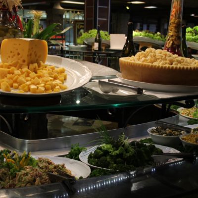 El rodizio incluía un buffet libre de todo: ensalada, quesos, sushi, pasta...