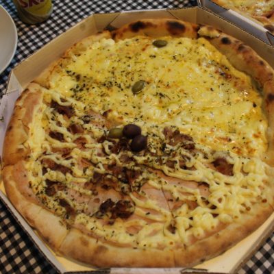 Pizza paulista rebosante de queso