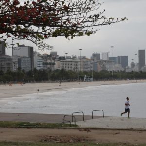 Grandes edicios frente a las playas de Rio es lo más común