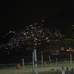 Las luces de la favela Vidigal, que trepa por la montaña