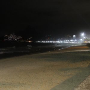 La playa de Ipanema de noche, probablemente nada que ver con el ajetreo del día