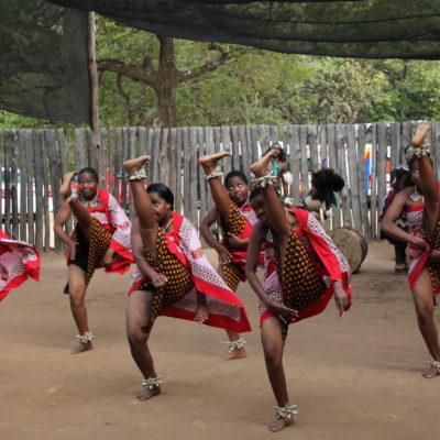 ¿Estarán bailando un aurresku estas chicas swazi?