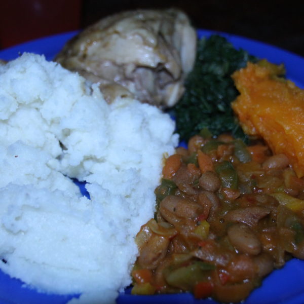 Degustamos una muy buena cena swazi a base de pap (masa de maizena), alubias con verduras, calabaza, espinacas y pollo