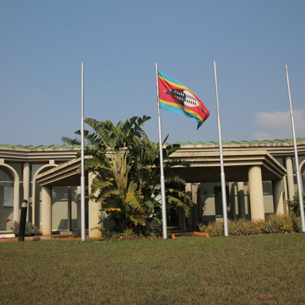 Lateral del Memorial del Rey Sobhuza II con la bandera de Swazilandian ondeando