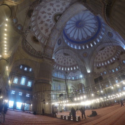 Gran parte de la alfombra de la mezquita está reservado para oraciones
