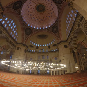 También aquí sólo se puede recorrer una parte de la mezquita, teniendo la mayor parte reservada para oración