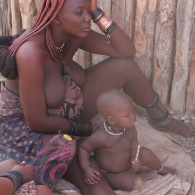 Un bebé llevan la ornamentación típica himba
