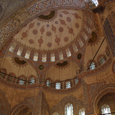 Los colores del interior de la mezquita son muy armónicos