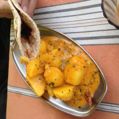 Aloo masala: patatas con salsa hecha de diferentes especias