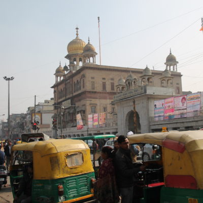 La gurudwara que visitamos impasible frente al caótico tráfico de Delhi