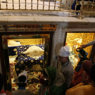 El noveno Sikh Guru fue decapitado en el preciso lugar donde se encuentra el templo y lo tiene bajo el "altar" para adorarlo